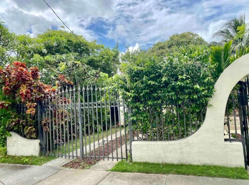 Entire Private Beautiful 2 Bedroom Plus Den House With Gated Front&Back Yard And Free Parking 10Min Drive To Miami Beach Eksteriør billede