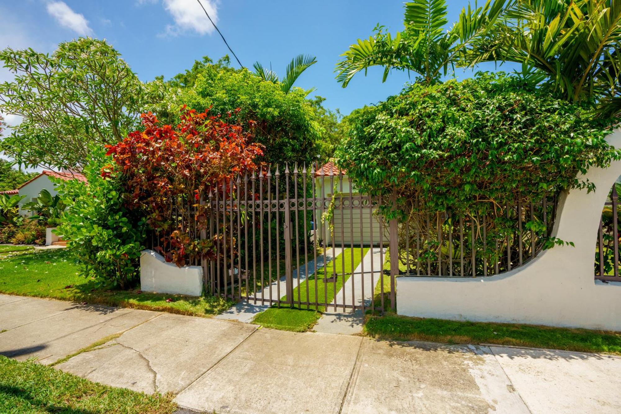 Entire Private Beautiful 2 Bedroom Plus Den House With Gated Front&Back Yard And Free Parking 10Min Drive To Miami Beach Eksteriør billede