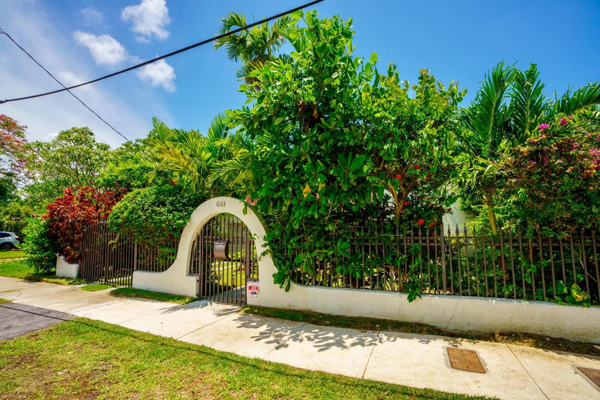 Entire Private Beautiful 2 Bedroom Plus Den House With Gated Front&Back Yard And Free Parking 10Min Drive To Miami Beach Eksteriør billede